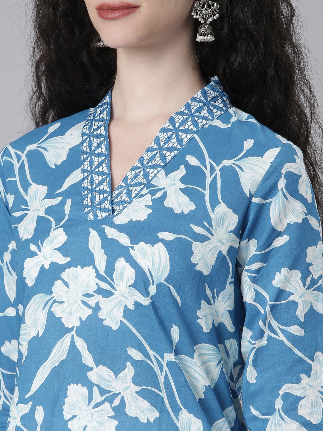 Sadguru Blue Casual Floral Straight Kurta - Image 4